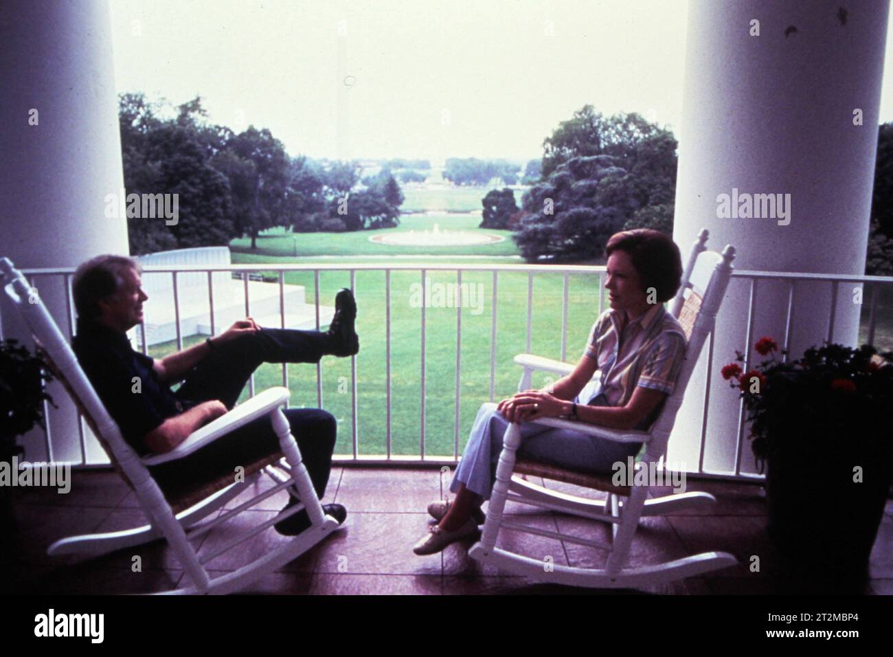 Präsident Jimmy Carter und Frau Rosalyn sprechen auf dem Truman Balkon des Weißen Hauses. Foto von Dennis Brack Foto von Dennis Brack BB 89B Stockfoto