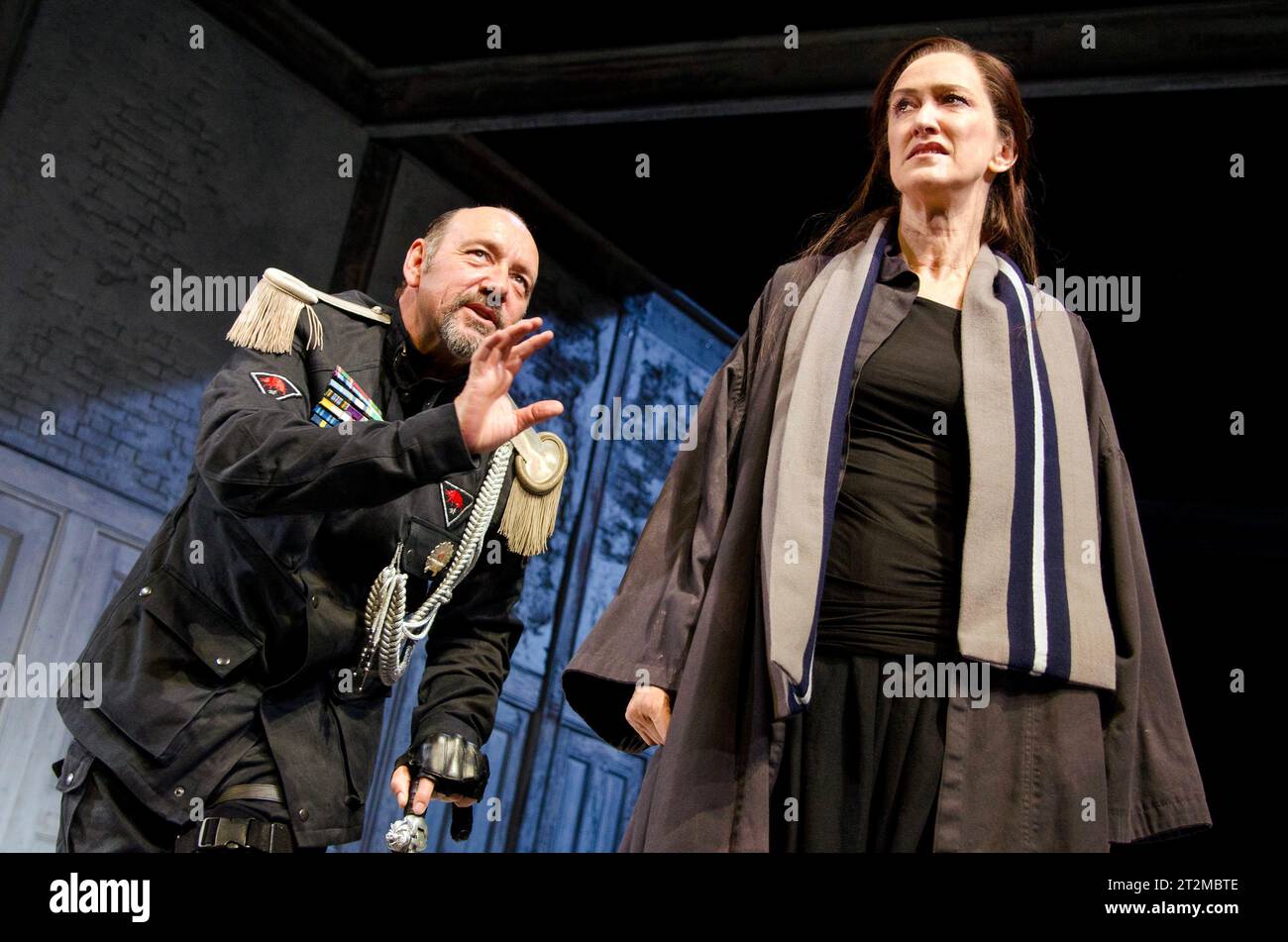 Kevin Spacey (Richard, Duke of Gloucester), Haydn Gwynne (Königin Elizabeth) in RICHARD III von Shakespeare im Old Vic Theatre, London SE1 29/06/2011 Set-Design: Tom Piper Kostüme: Catherine Zuber Beleuchtung: Paul Pyant Regisseur: Sam Mendes Stockfoto