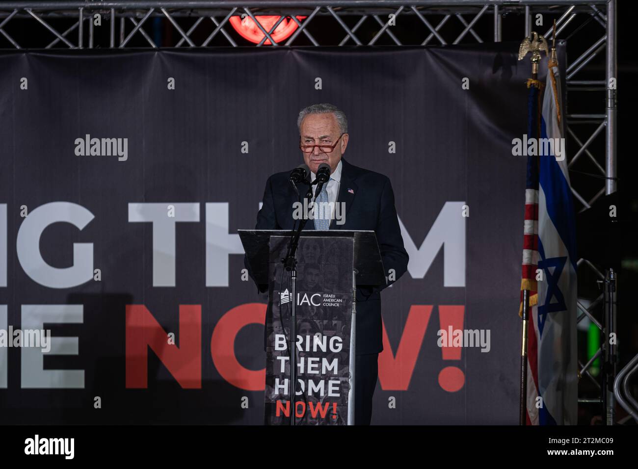 New York City, USA. Oktober 2023. Chuck Schumer, der Mehrheitsführer des Senats, hielt eine Kundgebung im Times Sqaure in New York City ab und forderte, dass die Hamas am 19. Oktober 2023 alle Geiseln freilässt, die in Gefangenschaft gehalten werden. (Foto: Steve Sanchez/SIPA USA). Quelle: SIPA USA/Alamy Live News Stockfoto