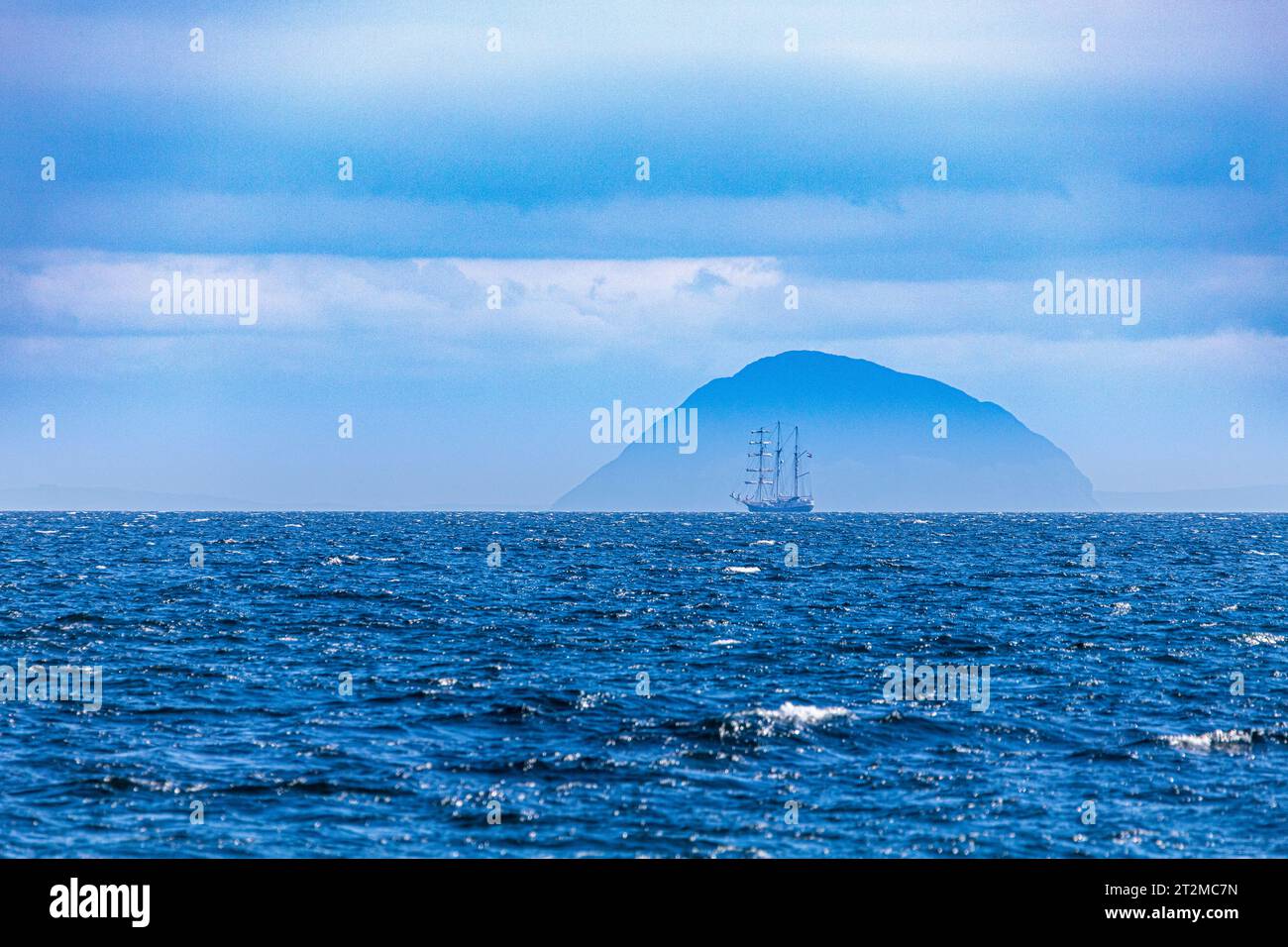 Das Barquentine 'Thalassa' (erbaut 1980) vorbei an Aisla Craig, Argyll & Bute, Schottland, Großbritannien - von der Kintyre Halbinsel aus gesehen. Stockfoto