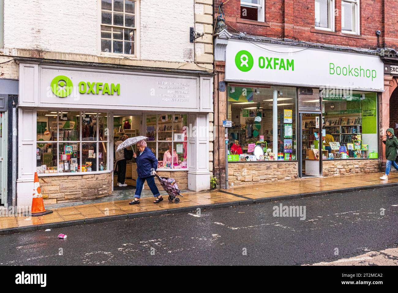Ein nasser Tag im Oxfam Shop in Battle Hill, Hexham, Northumberland, England, Großbritannien Stockfoto