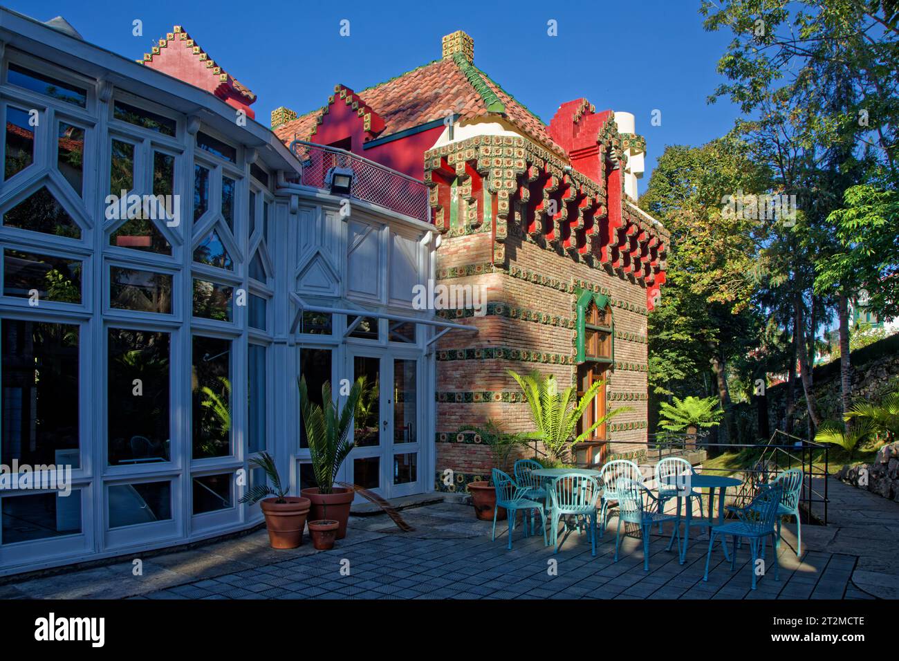 COMILLAS, SPANIEN, 28. September 2023: El Capricho, eine Villa von Antoni Gaudí, erbaut 1883–1885, gehört zur orientalistischen Zeit des Architekten Stockfoto