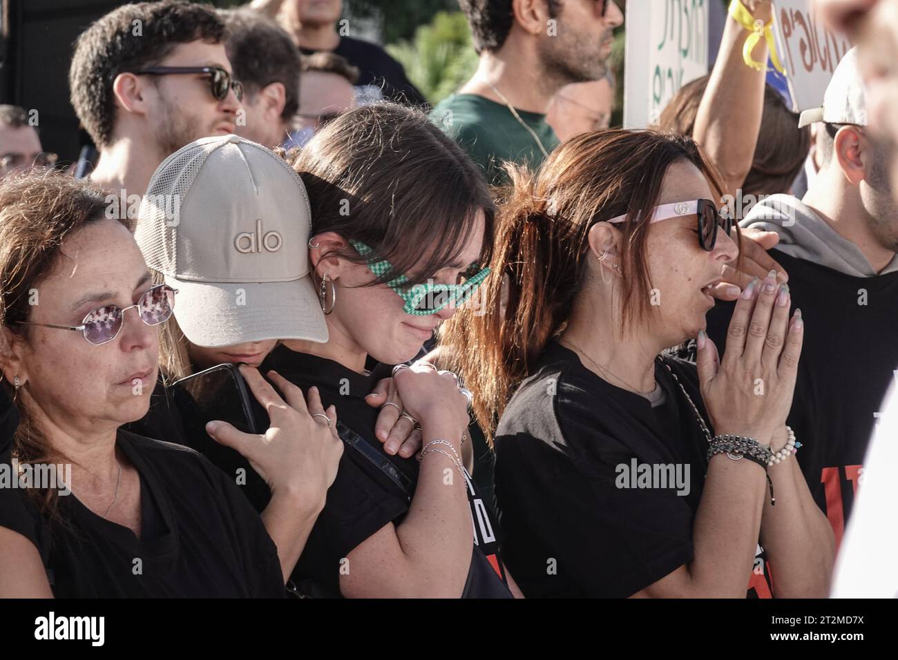 Tel Aviv, Israel. Oktober 2023. Israelische Familien der Geiseln führen einen Kabbalat-sabbat zur Begrüßung der sabbatzeremonie durch, neben einem gedeckten Tisch, umgeben von 203 leeren Stühlen, die auf die Geiseln warten und vermisst werden, in der Nähe des Tel Aviv Kunstmuseums Israel befindet sich in einem Krieg mit der Hamas im Gazastreifen nach massiven Raketenfeuern aus dem Gazastreifen auf Israel, der Infiltration von bewaffneten Männern auf israelisches Territorium, dem Massaker an Frauen und Kindern in ihren Häusern und der Geiselnahme von Zivilisten und Soldaten. 300.000 Reservisten wurden entsandt, und die israelische Luftwaffe ist Stockfoto