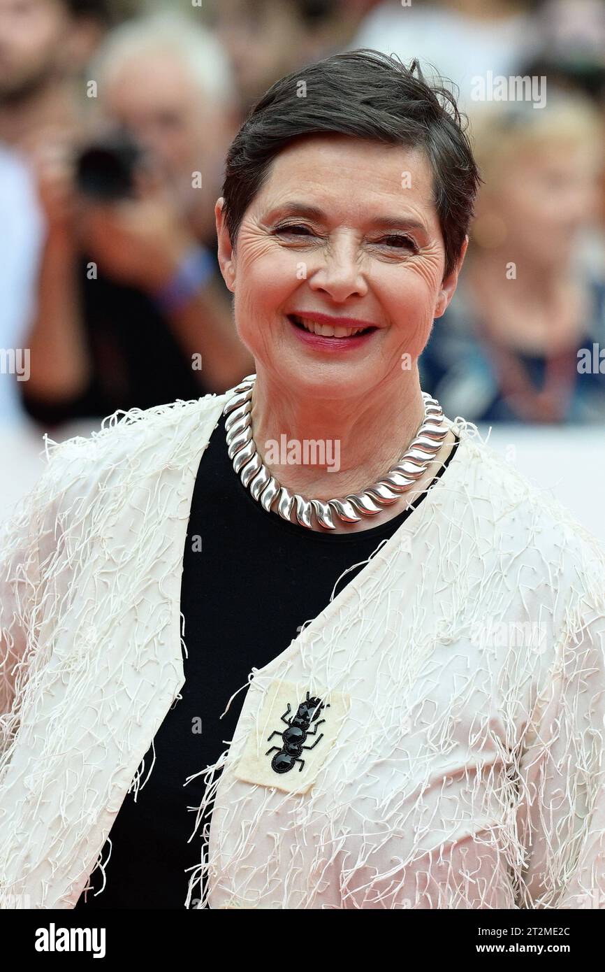 News - Roter Teppich Isabella Rossellini und Renzo Arbore 18. Rom Film Festival Isabella Rossellini besucht den Roten Teppich während des 18. Rom Film Festivals im Auditorium Parco Della Musica am 20. Oktober 2023 in Rom, Italien. Rome Auditorium Parco Della Musica Italien Copyright: XFabrizioxCorradettix/xLiveMediax LPN 1093644 Credit: Imago/Alamy Live News Stockfoto