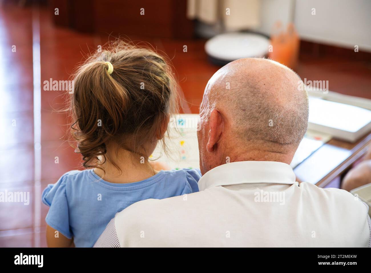 Komplizenschaft zwischen Großvater und Enkelin, Treffen von Generationen. Konzept der Intergenerationalität, des aktiven Alterns, der Freizeitaktivitäten. Stockfoto