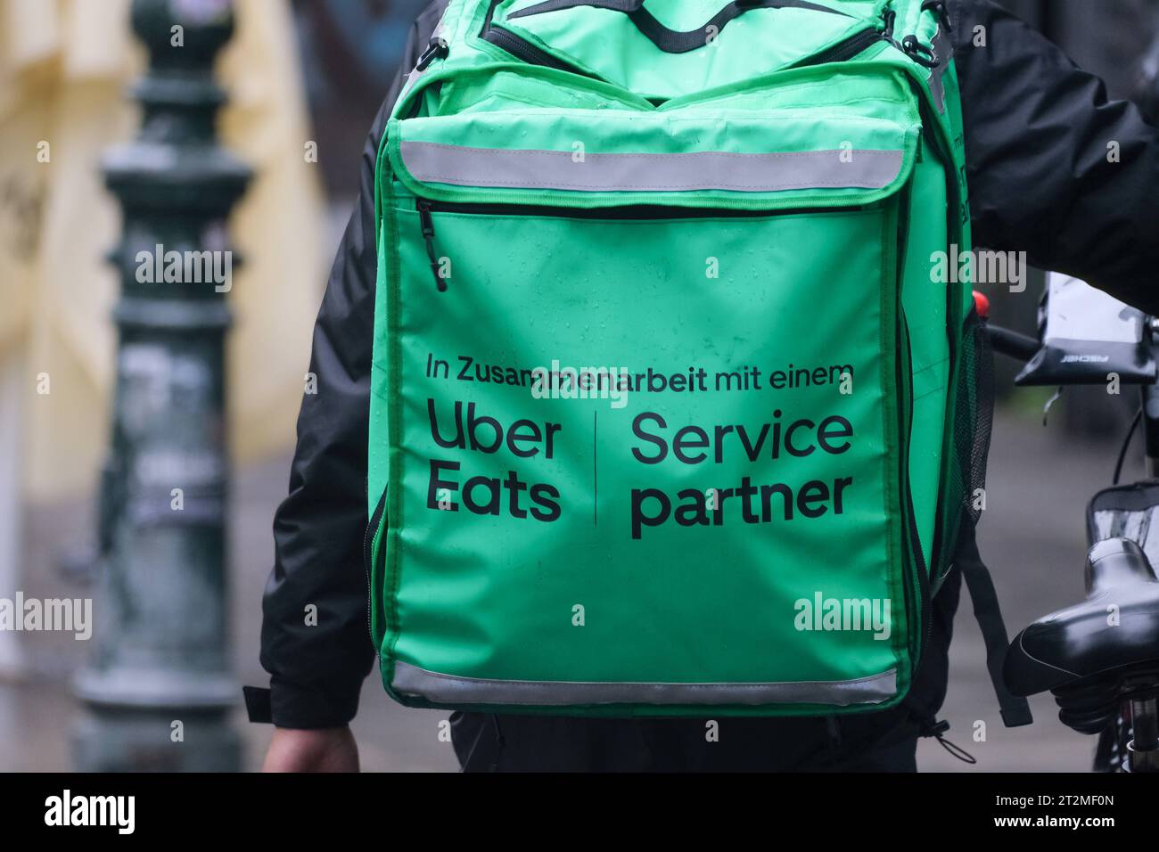 Düsseldorf 20.10.2023 Uber Eats Lieferdienst Lieferfahrer Lebensmittel Düsseldorf Nordrhein-Westfalen Deutschland *** Düsseldorf 20 10 2023 Uber Eats Lieferservice Delivery Driver Food Düsseldorf Nordrhein-Westfalen Deutschland Credit: Imago/Alamy Live News Stockfoto