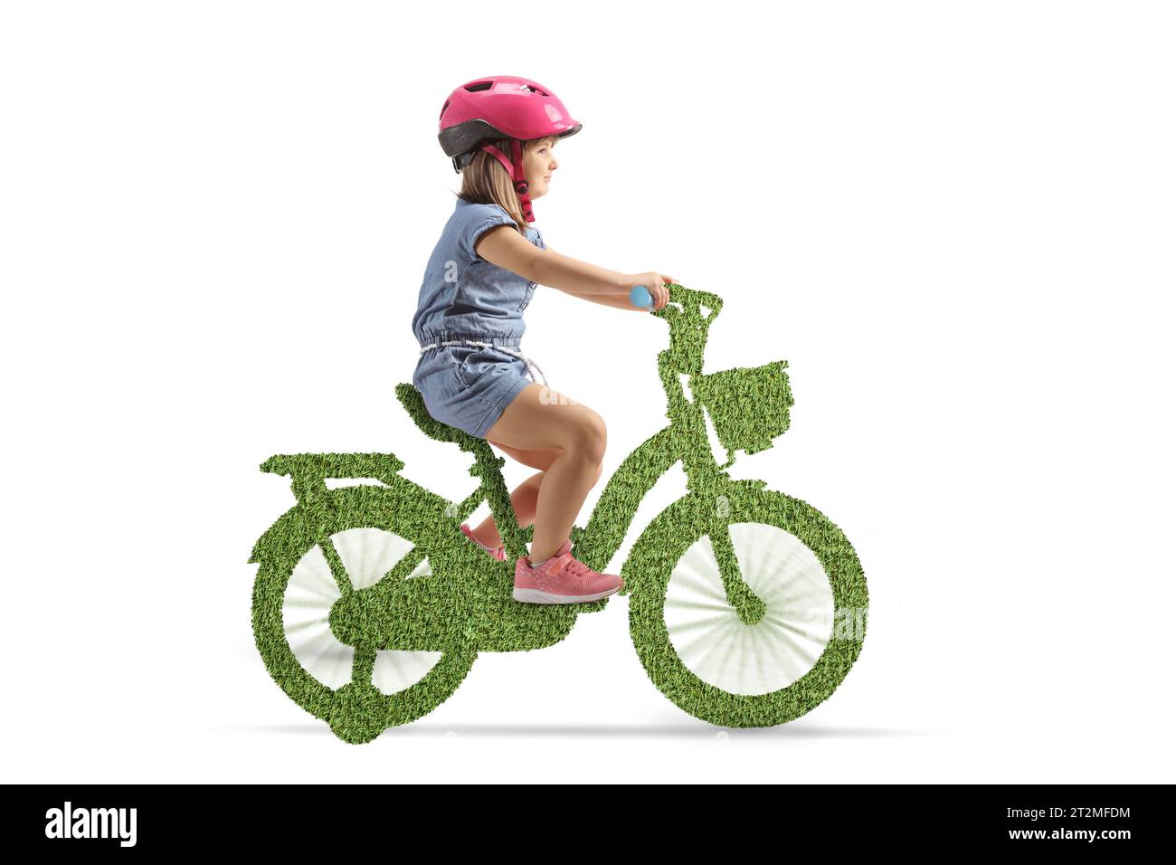 Profilaufnahme eines Mädchens mit einem Helm, der auf einem grünen Öko-Fahrrad fährt, isoliert auf weißem Hintergrund Stockfoto