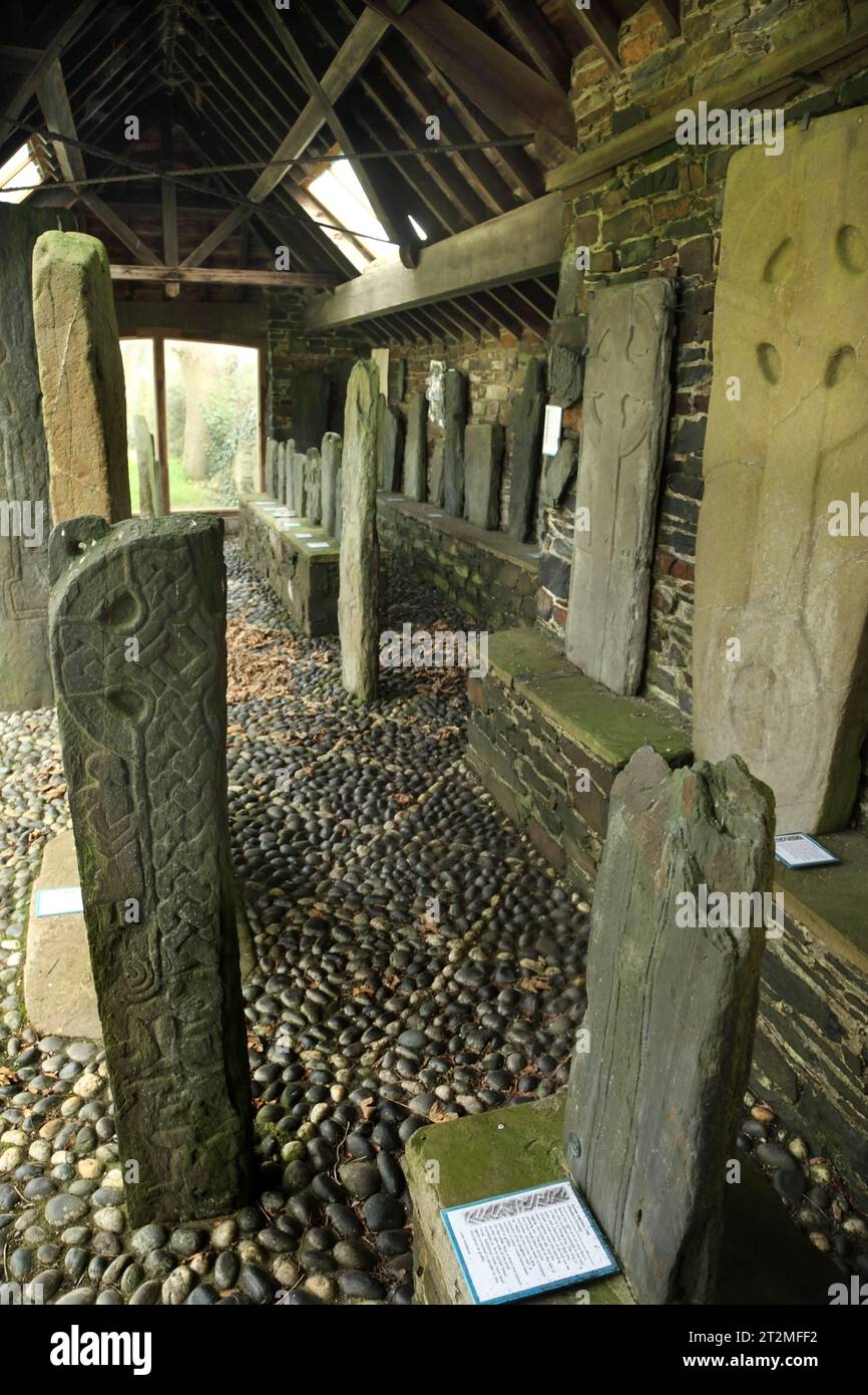 Antike mittelalterliche Manx-Kreuze im Kirk Maughold Kirchhof, Maughold, Isle of man. Stockfoto