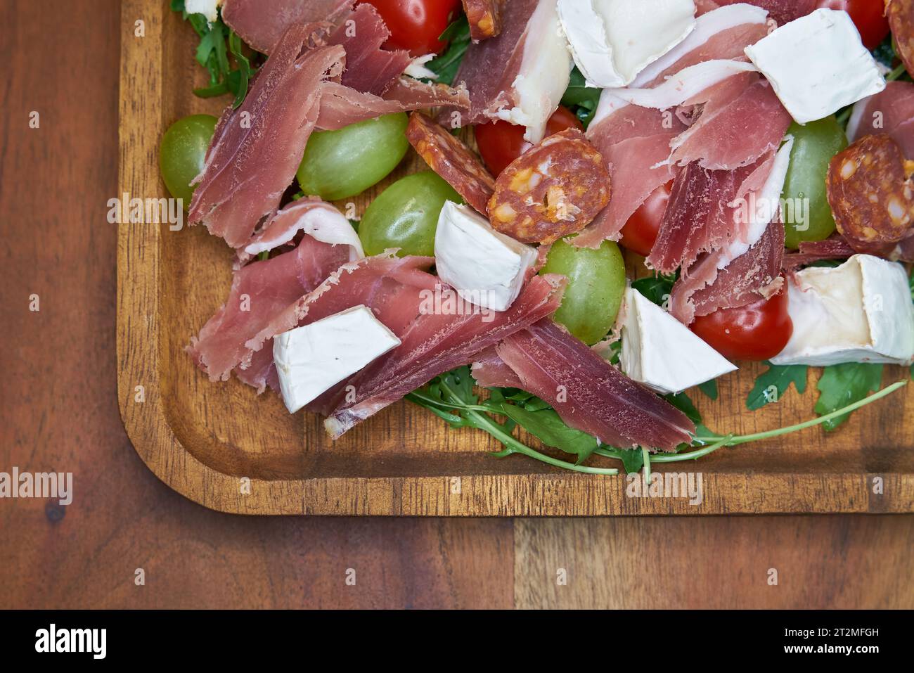 Herzhafter Snack mit Schinken, Käse und Salami in einem Restaurant in Italien Stockfoto