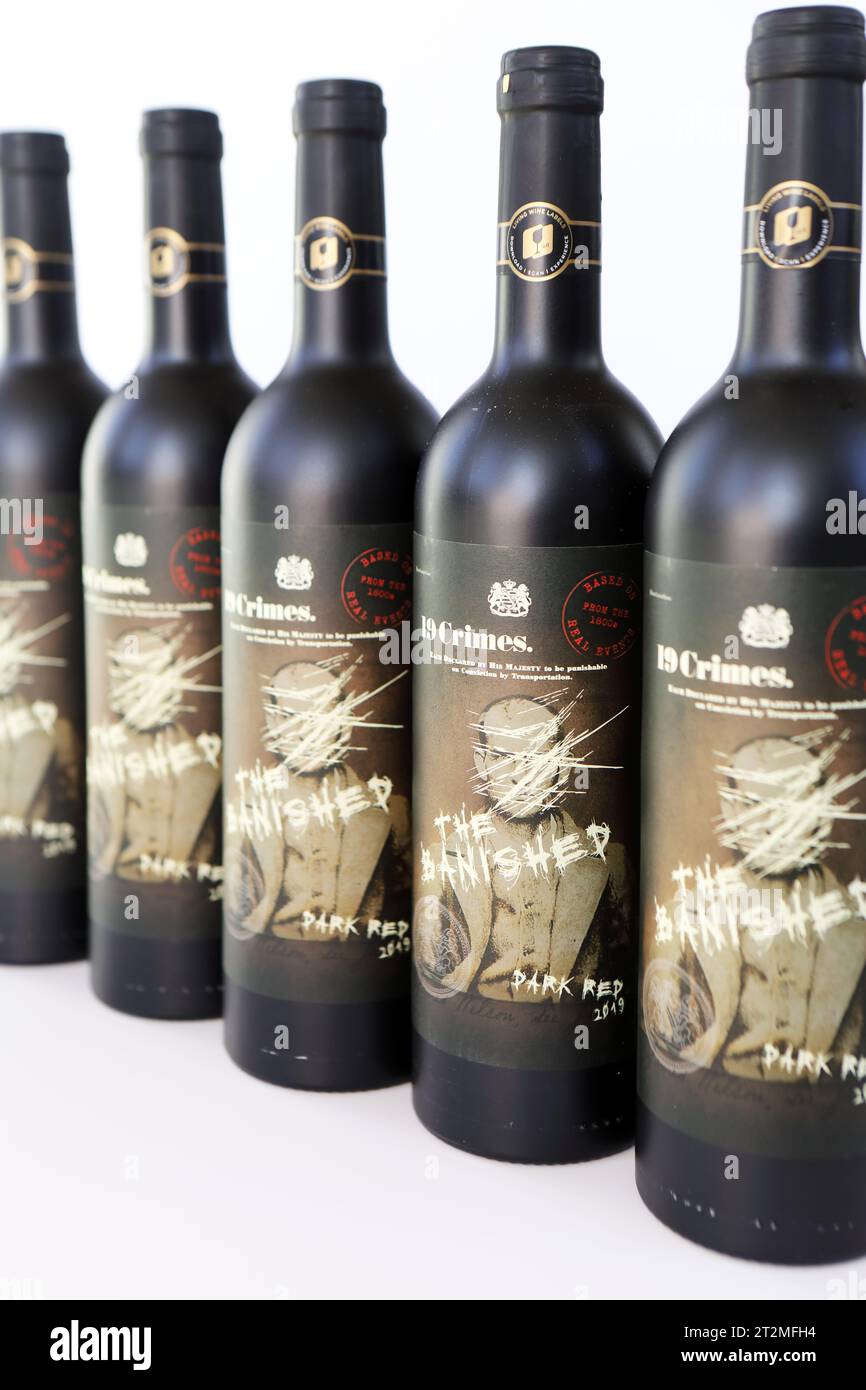 Flaschen des verbannten australischen Rotweins der 19 Verbrechen Stockfoto