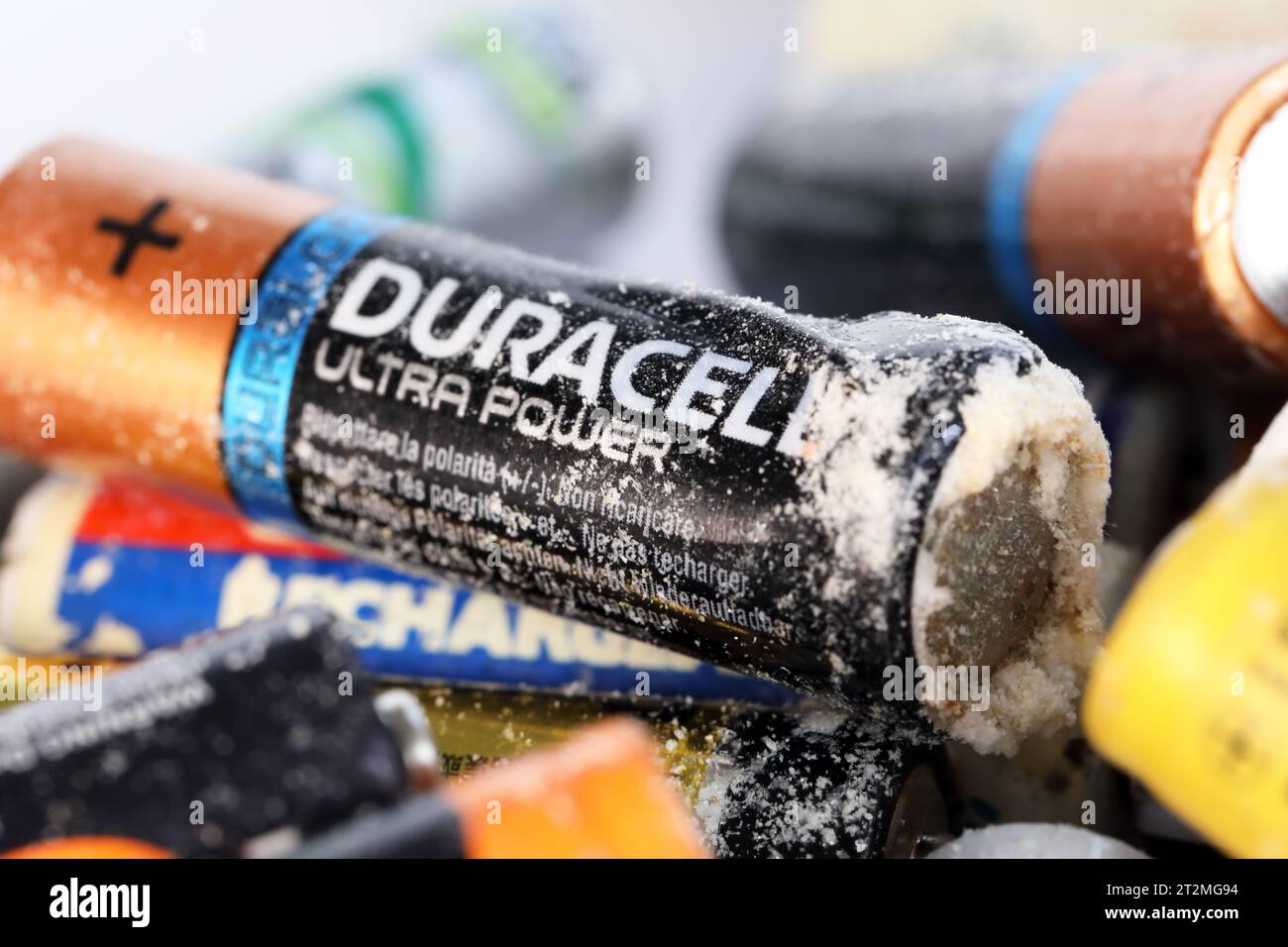 Eine korrodierte Duracell AA-Batterie Stockfoto