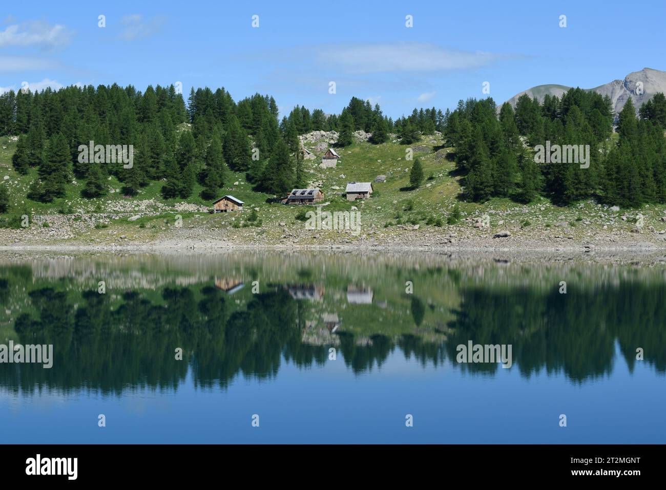 Reflexionen des Bergrefuges, der Alpenhütte oder des Hostels am Lake Allos im Nationalpark Mercantour Alpes-de-Haute-Provence Frankreich Stockfoto