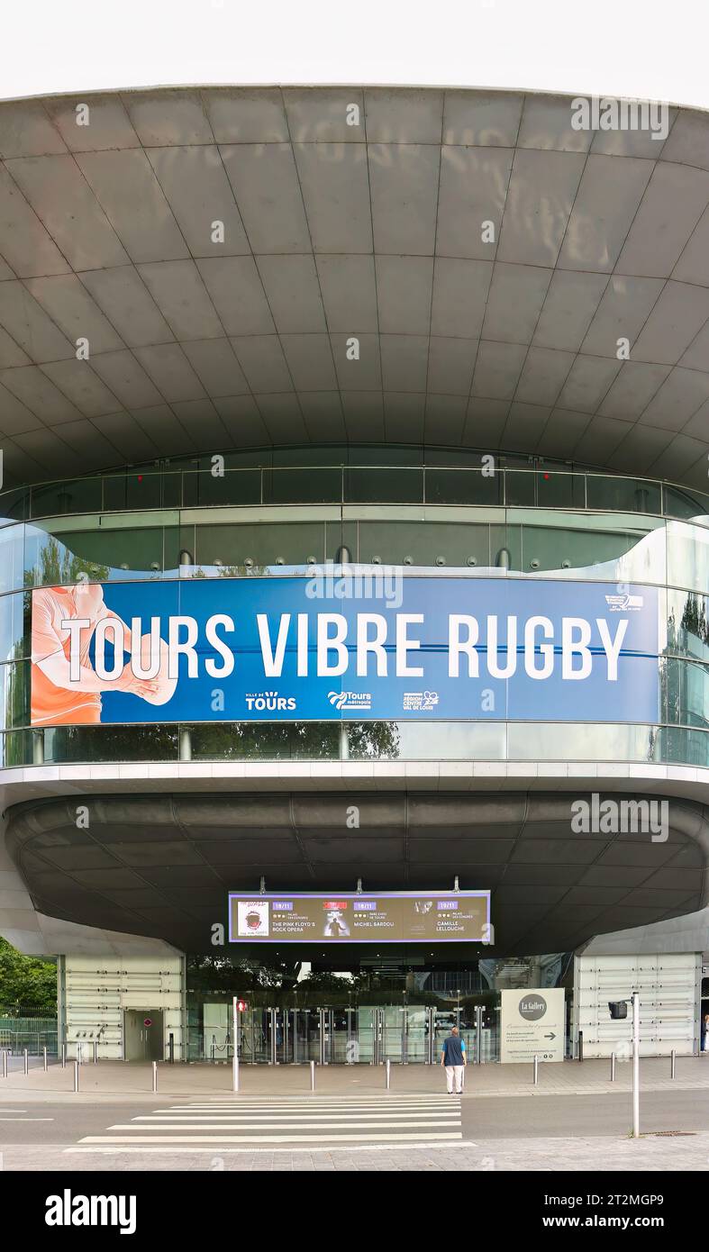 Enormes Schild Tours Vibre Rugby für das Turnier der Rugby World Cup 2023 an der Fassade des Vinci - International Congress Center Tours France Stockfoto