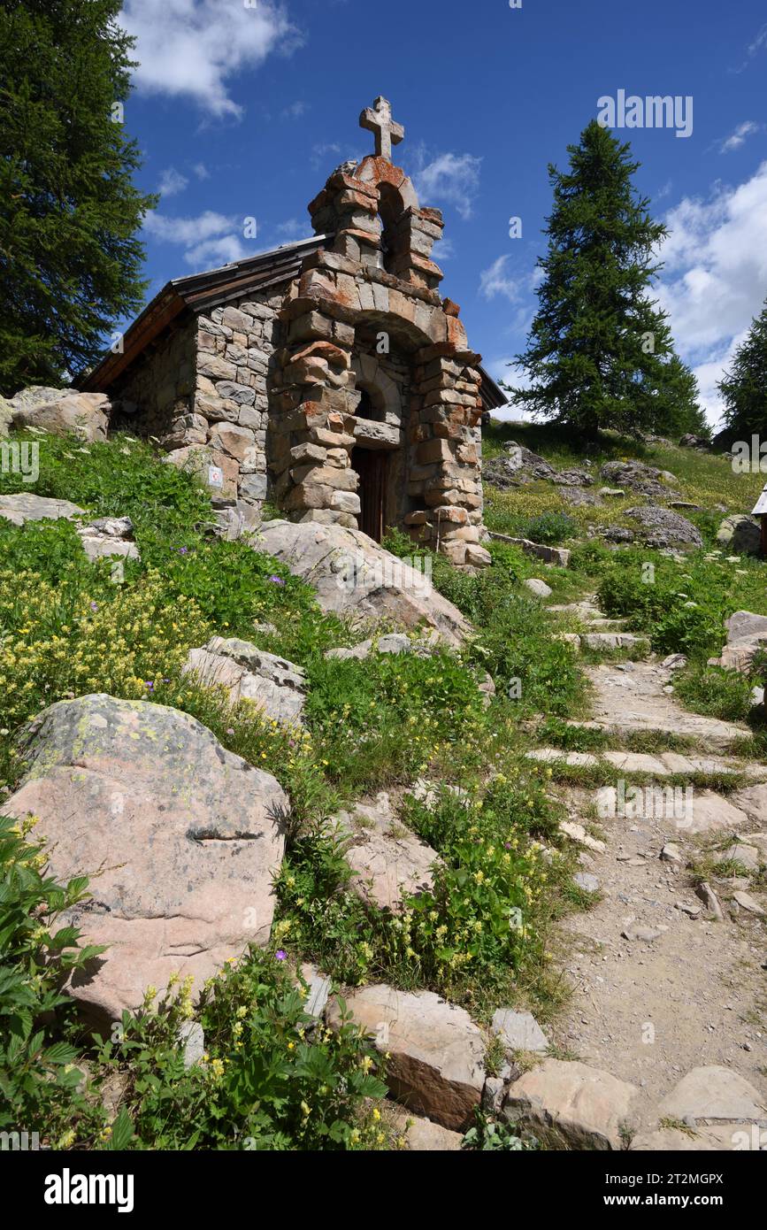 Wanderweg führt zur Trockensteinkapelle, zur Alpenkapelle oder zur ländlichen Kapelle, Notre Dame des Monts, Allos Alpes-de-Haute-Provence Frankreich Stockfoto