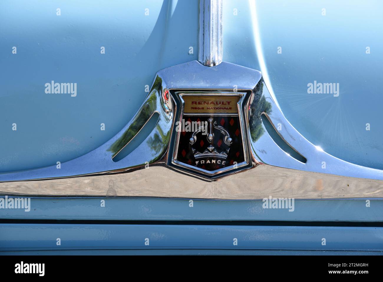 Vintage Renault Insignia, Logo, Abzeichen oder Emblem mit Krone von der Vorderseite des Vintage Renault Dauphine Car (1956-1967) Stockfoto