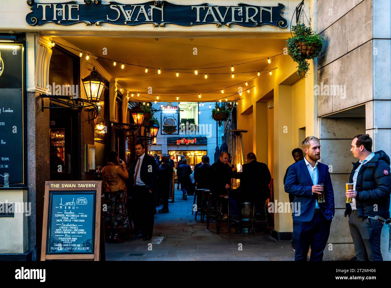 Gäste genießen einen Drink nach der Arbeit in der Swan Tavern, der City of London, Großbritannien. Stockfoto