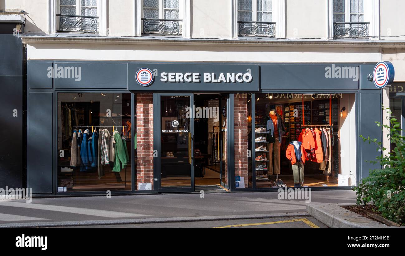 Außenansicht einer Boutique von Serge Blanco, einer französischen Modemarke, die sich auf Herrenmode spezialisiert hat und vom ehemaligen Rugbyspieler Serge Blanco entworfen wurde Stockfoto