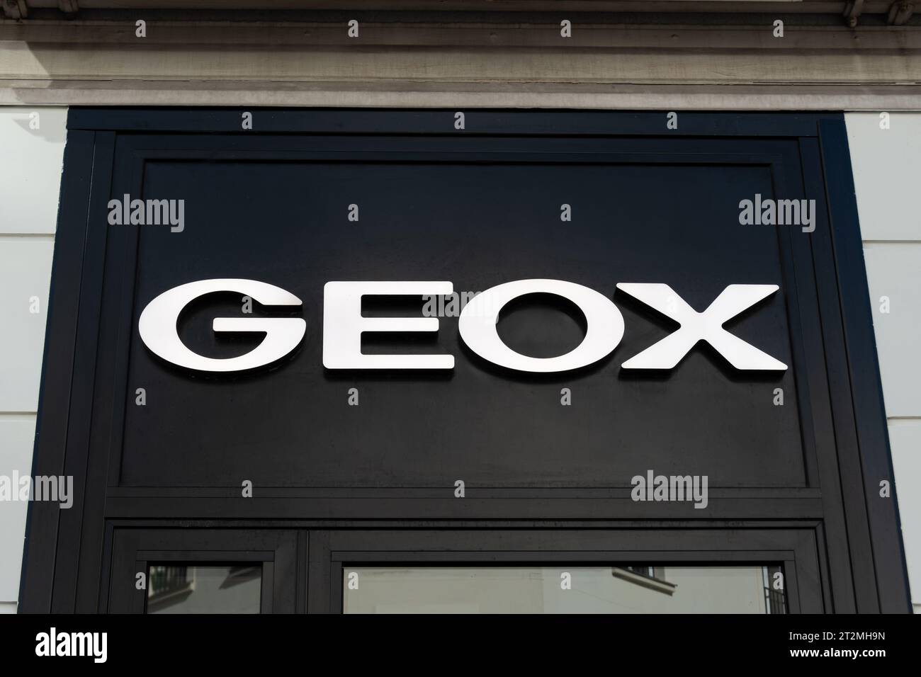 Zeichen und Logo eines Geox-Geschäfts. Geox ist ein italienisches Schuhunternehmen und Bekleidungsunternehmen Stockfoto