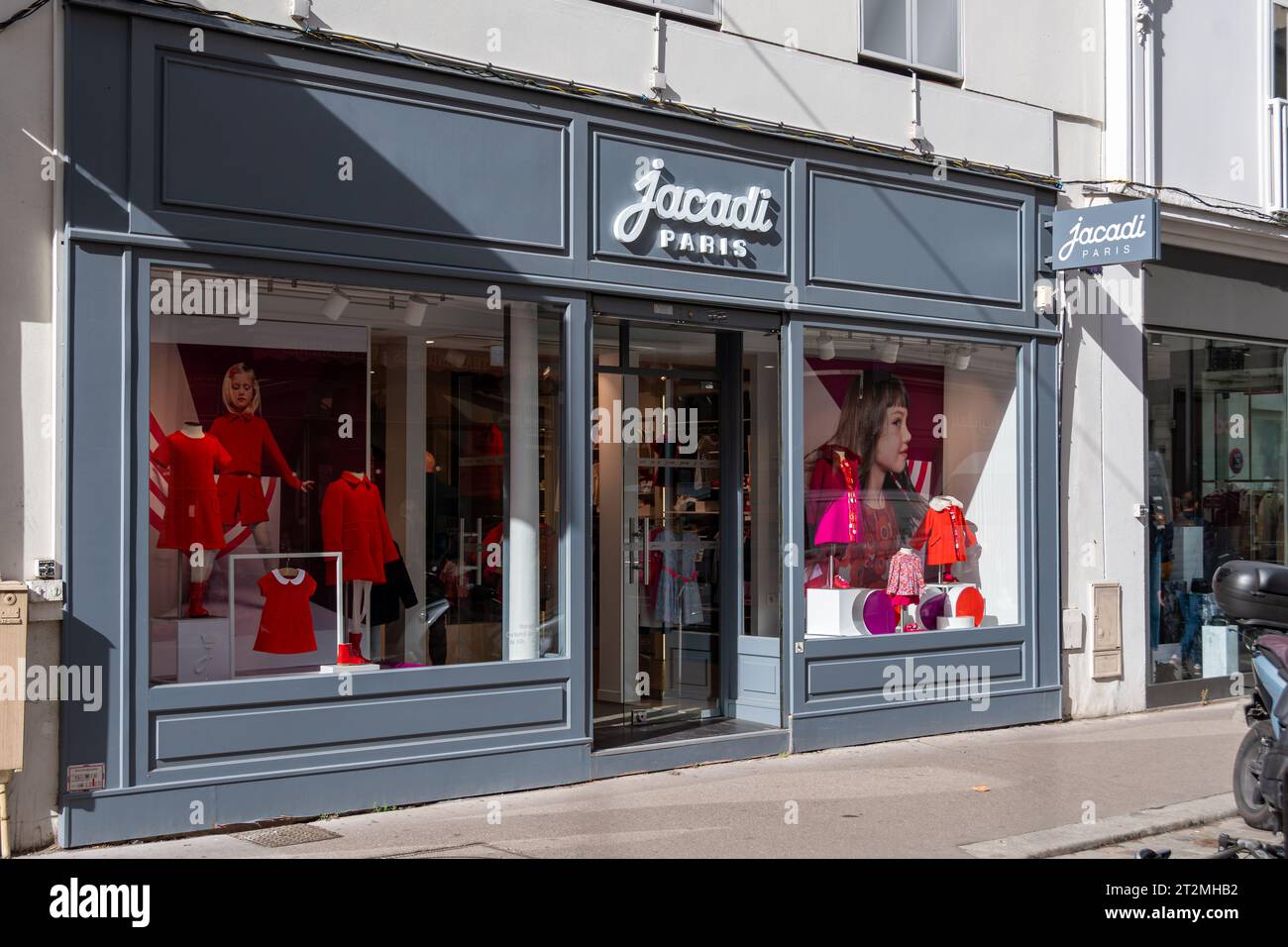 Außenansicht einer Jacadi Boutique. Jacadi ist ein französisches High-End-Bekleidungsunternehmen und eine Marke, die sich auf Kinderbekleidung spezialisiert hat Stockfoto