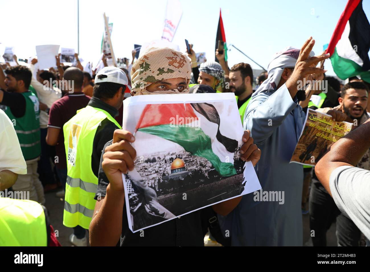 Rafah. Oktober 2023. Am 20. Oktober 2023 nehmen die Menschen an einer Kundgebung zur Unterstützung der Palästinenser auf der ägyptischen Seite des Grenzübergangs Rafah zu Gaza Teil. Quelle: Ahmed Gomaa/Xinhua/Alamy Live News Stockfoto