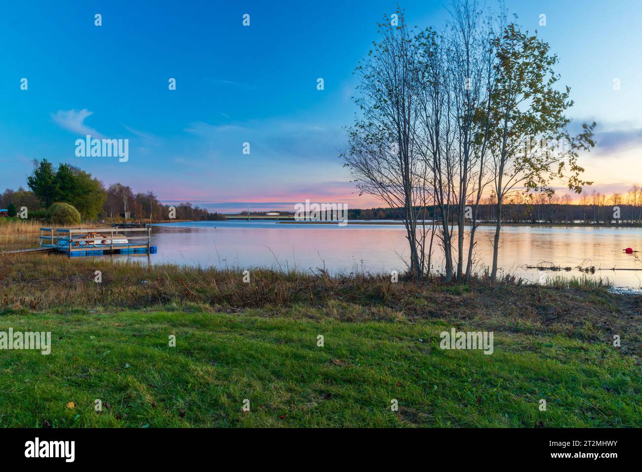 Farbenfroher Sonnenuntergang im Norden schwedens Stockfoto