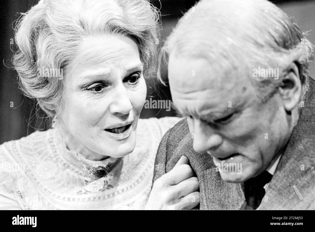 Constance Cummings (Mary Tyrone), Laurence Olivier (James Tyrone) in LONG DAY's JOURNEY INTO NIGHT von Eugene O’Neill im New Theatre, London WC2 15/12/1971 A National Theatre (NT) Produktionsdesign: Michael Annals Beleuchtung: Robert Bryan Regie: Michael Blakemore Stockfoto