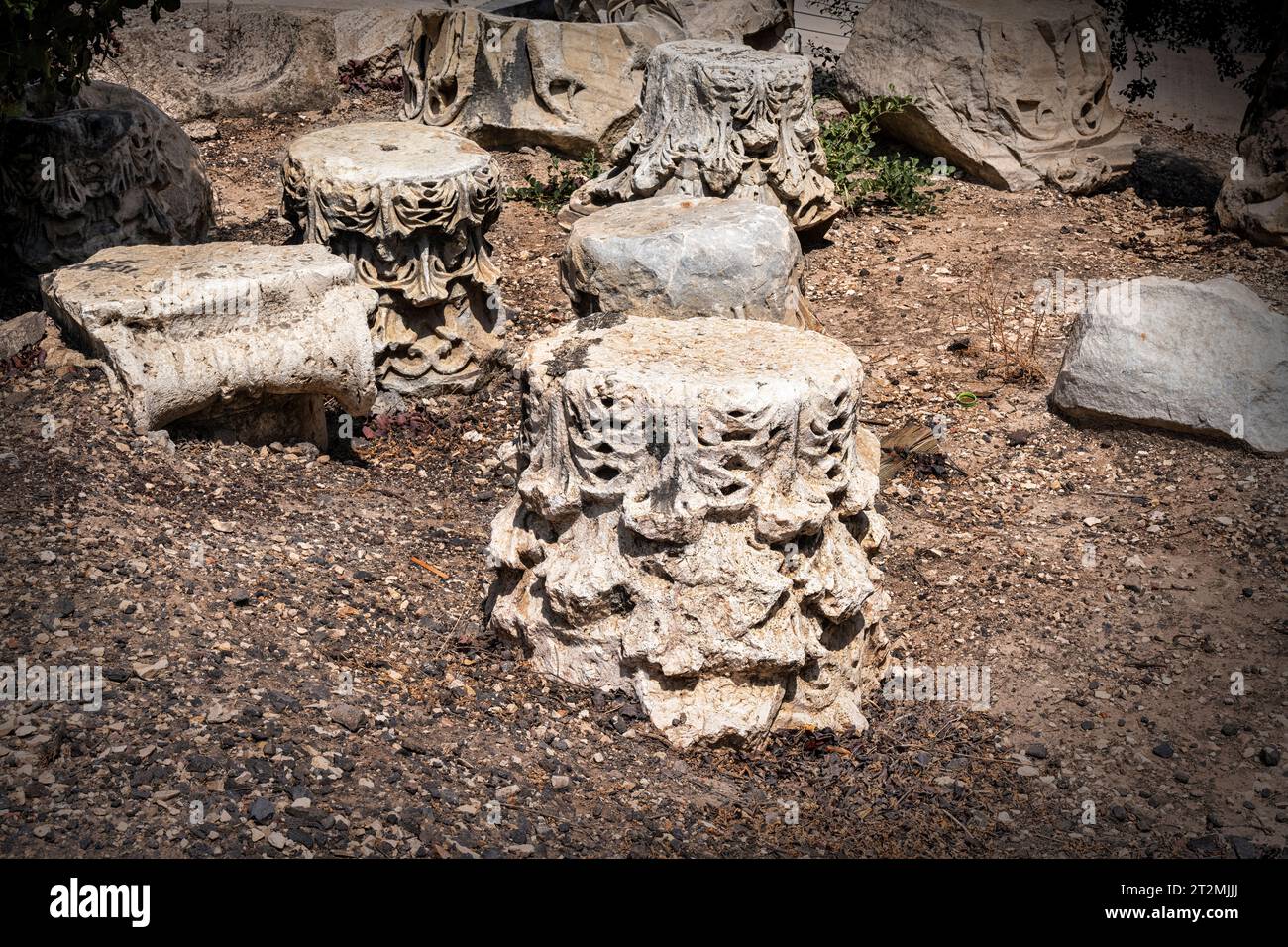 Beit She'an, Israel - 13. August 2023. Geschnitzte Kapitelle von antiken römischen Säulen im Beth-shean-Nationalpark, Israel. Stockfoto
