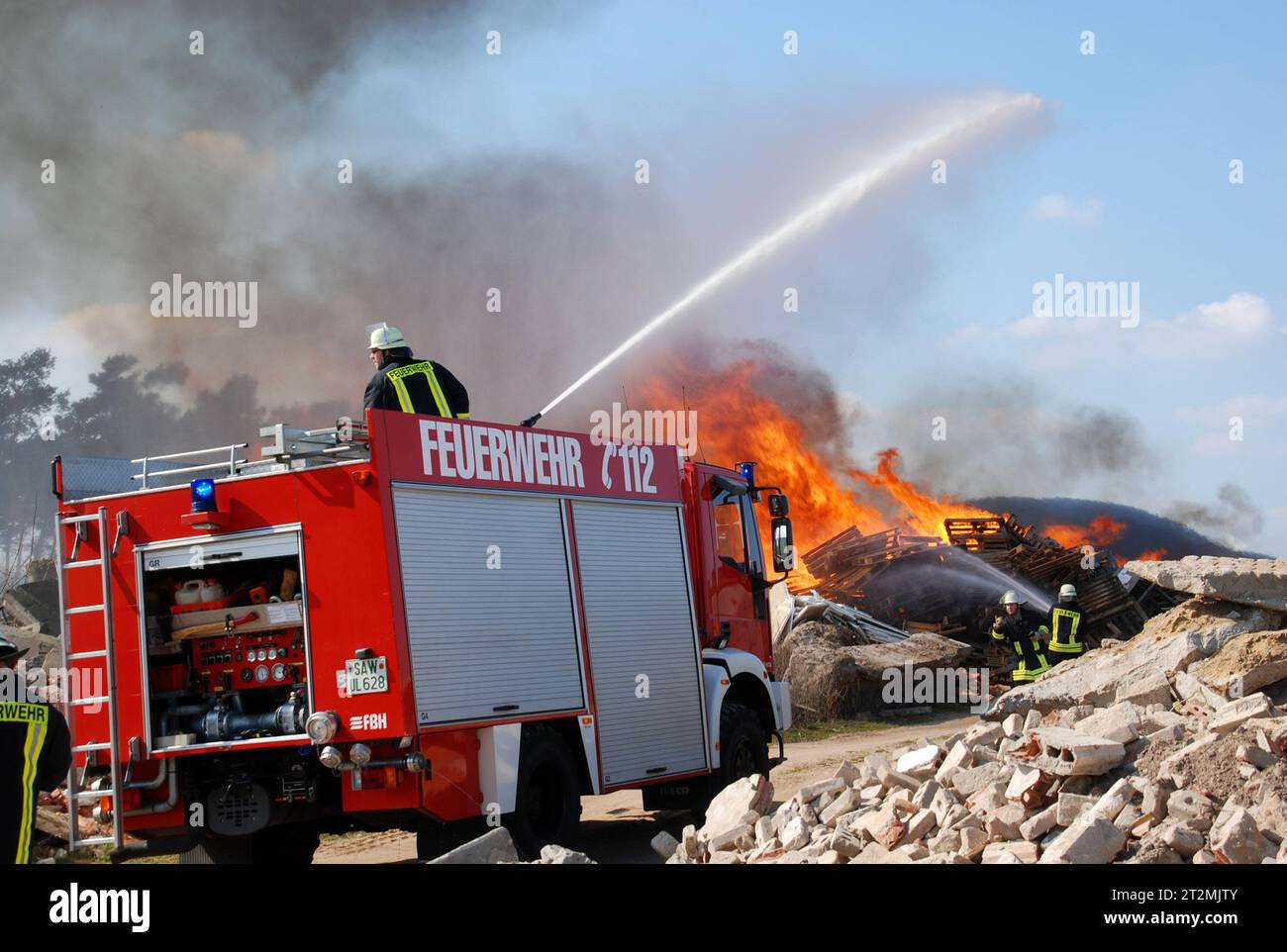 23.03.2012 Feuerwehreinsatz Deutschland/Sachsen Anhalt/Altmark/Kusey/Gewerbegebiet/Recyclinghof/Biogasanlage/Großfeuer/Feuerwerwehreinsatz/Feuerwehrmann/6 Feuerwehren im Einsatz um brennende Paletten Wurzeln und Unrat zu löschen/Nutzung nur redaktionell/ *** 23 03 2012 Feuerwehrbetrieb Deutschland Sachsen Anhalt Altmark Kusey Industriepark Recyclinganlage Biogasanlage Großfeuerwehr 6 Feuer Abteilungen, die brennende Paletten, Wurzeln und Müll löschen, verwenden nur die Redaktion Credit: Imago/Alamy Live News Stockfoto