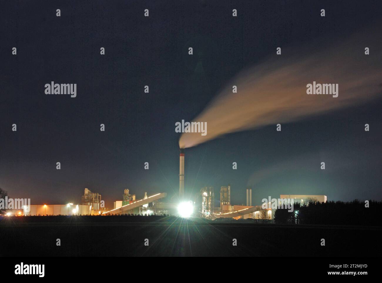 REKORDDATUM NICHT ANGEGEBEN 03.03.2012 Glunz Werk Nettgau Deutschland/Sachsen Anhalt/Altmark/Altmarkkreis Salzwedel/bei Nettgau/Glunz AG Werk Nettgau/Spanplattenwerk/Holzverarbeitung/am Abend/Rauchschwaden am Himmel *** 03 2012 Glunz Werk Nettgau Deutschland Sachsen Anhalt Altmark Altmarkkreis Salzwedel bei Nettgau Glunz AG Spanplattenwerk Nettgau Holzverarbeitung abends rauchen Wolken am Himmel Credit: Imago/Alamy Live News Stockfoto