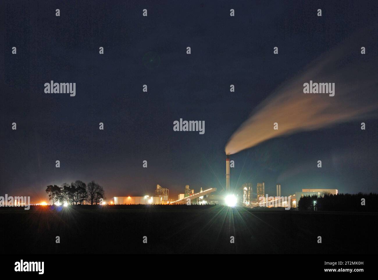 03.03.2012 Glunz Werk Nettgau Deutschland/Sachsen Anhalt/Altmark/Altmarkkreis Salzwedel/bei Nettgau/Glunz AG Werk Nettgau/Spanplattenwerk/Holzverarbeitung/am Abend/Rauchschwaden am Himmel *** 03 2012 Glunz Werk Nettgau Deutschland Sachsen Anhalt Altmark Altmarkkreis Salzwedel bei Nettgau Glunz AG Werk Nettgau Spanplattenwerk Holzverarbeitung am Abend Rauch Wolken im Himmel Credit: Imago/Alamy Live News Stockfoto
