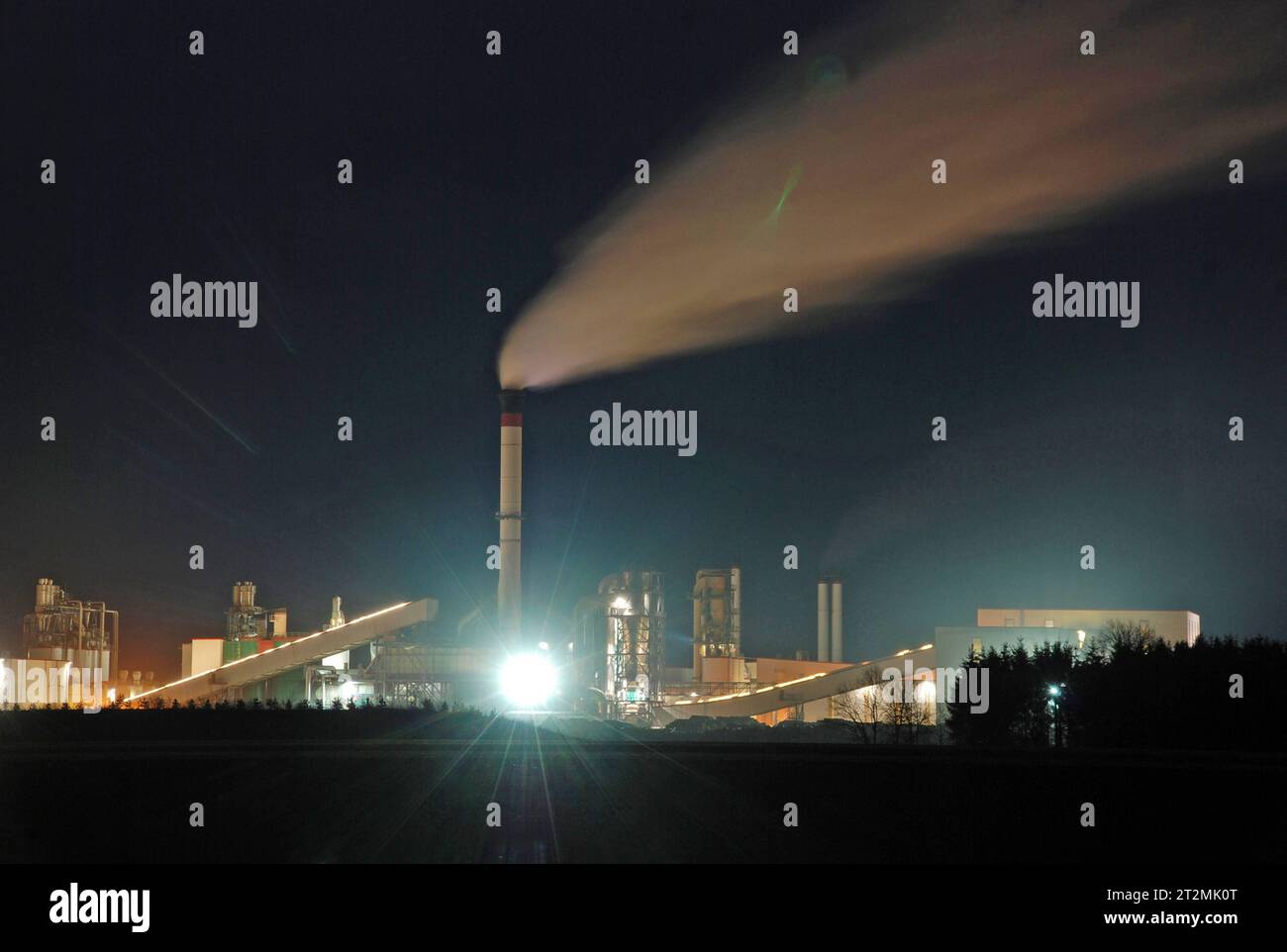 03.03.2012 Glunz Werk Nettgau Deutschland/Sachsen Anhalt/Altmark/Altmarkkreis Salzwedel/bei Nettgau/Glunz AG Werk Nettgau/Spanplattenwerk/Holzverarbeitung/am Abend *** 03 2012 Glunz Werk Nettgau Deutschland Sachsen Anhalt Altmark Altmarkkreis Salzwedel bei Nettgau Glunz AG Werk Nettgau Spanplattenwerk Holzverarbeitung am Abend Credit: Imago/Alamy Live News Stockfoto