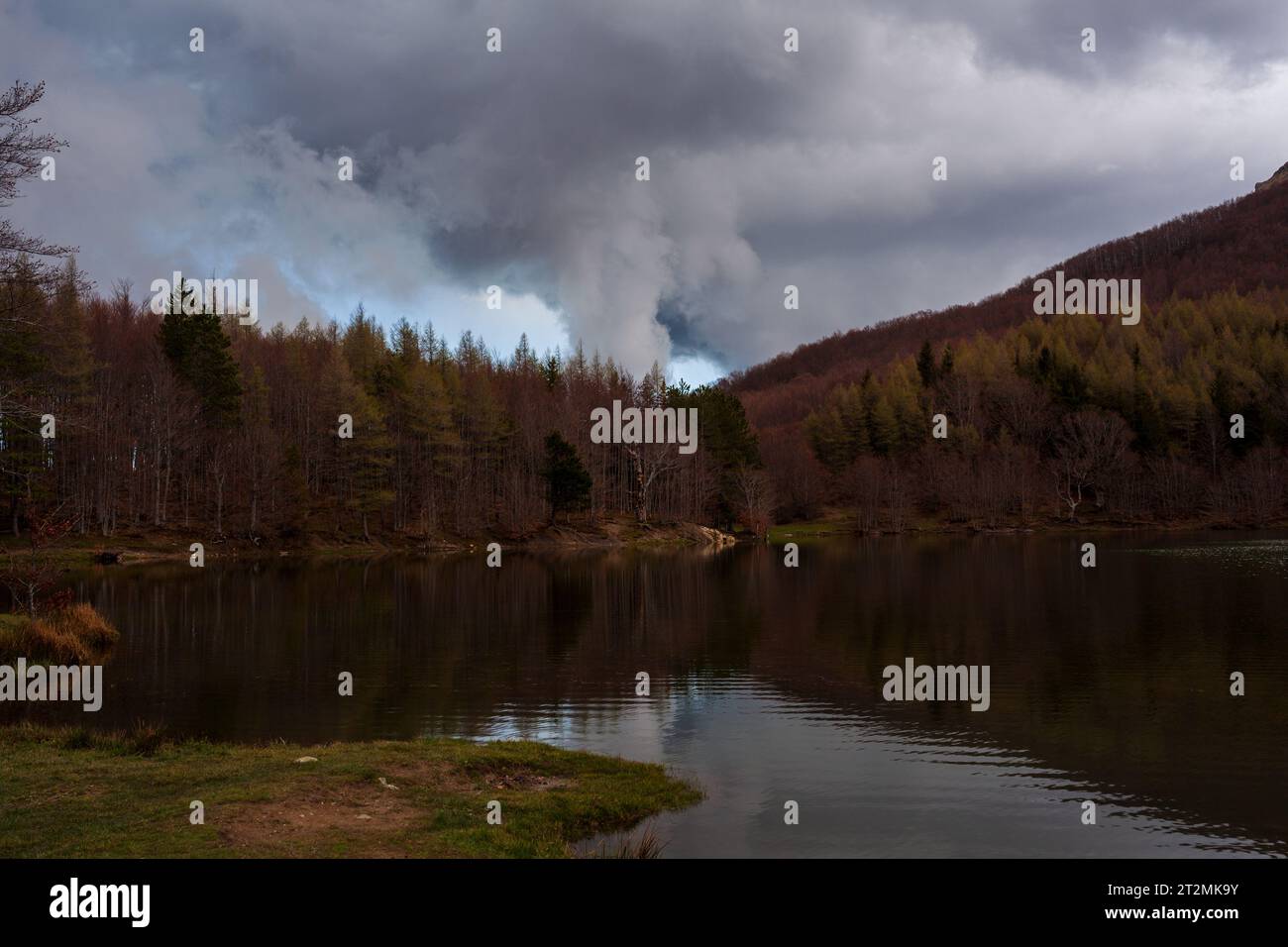 Blick auf den Calamone See. Nationalpark von Appennino Tosco-Emiliano Stockfoto