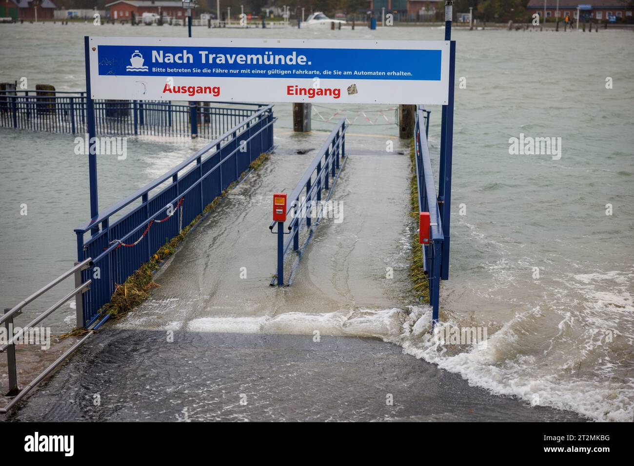 Aufgrund starker Sturmflut sind Teile des Hafens von Travemünde unter Wasser Stockfoto