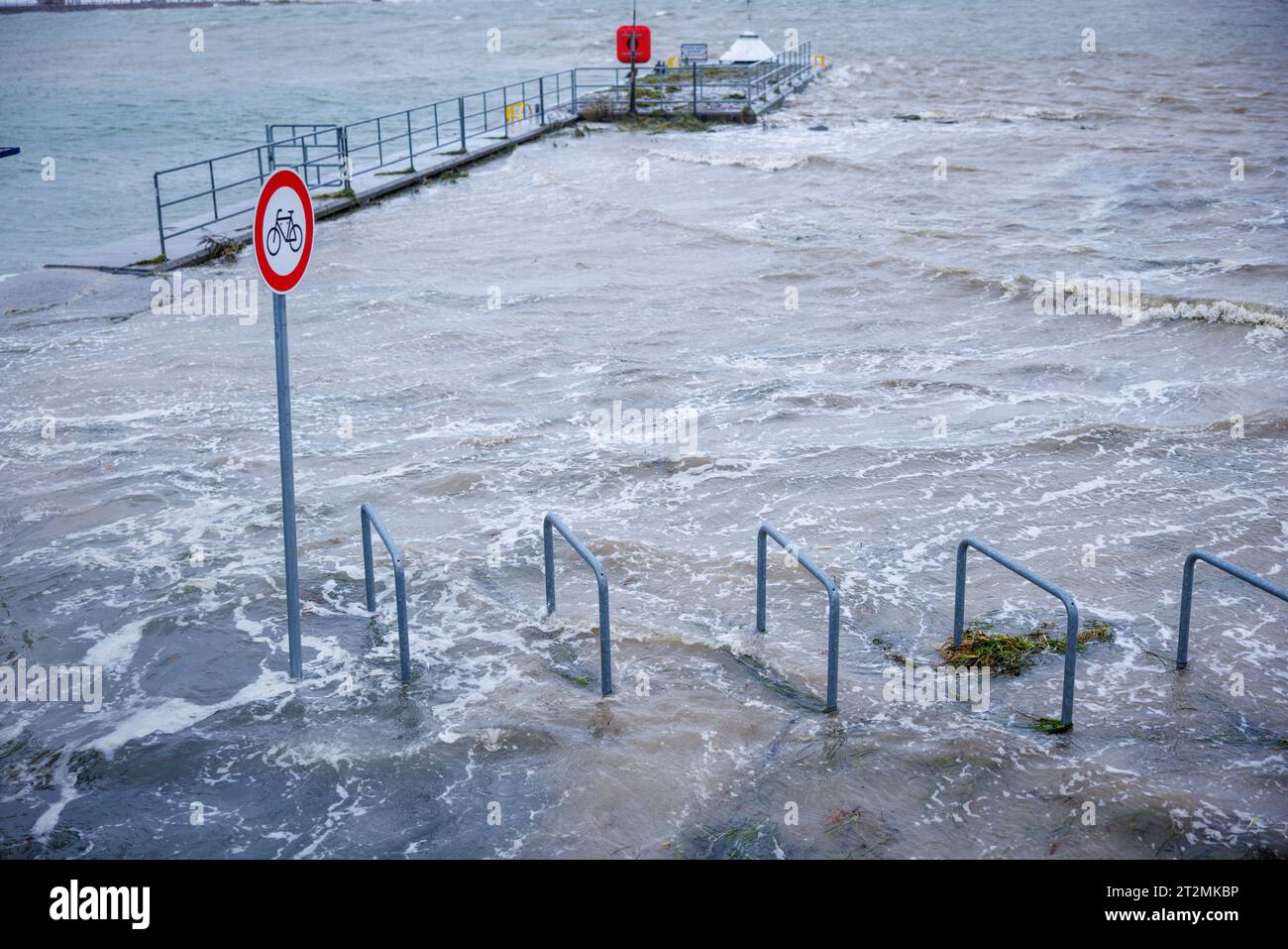 Aufgrund starker Sturmflut sind Teile des Hafens von Travemünde unter Wasser Stockfoto