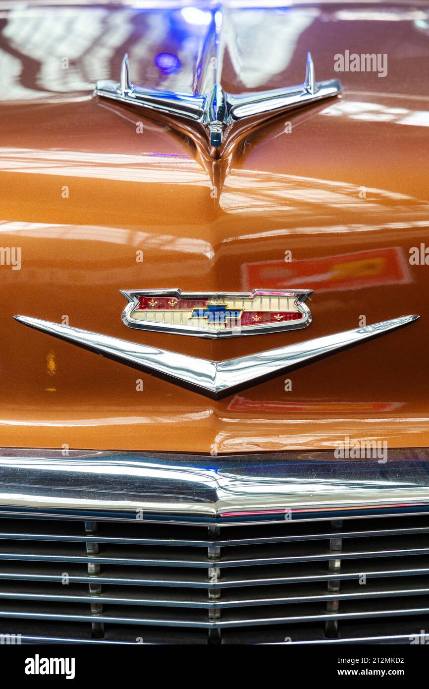 Logo und Adlerhaube auf der Vorderseite des Chevrolet Bel Air aus den 1950er Jahren, Autoworld Museum, Brüssel, Belgien Stockfoto