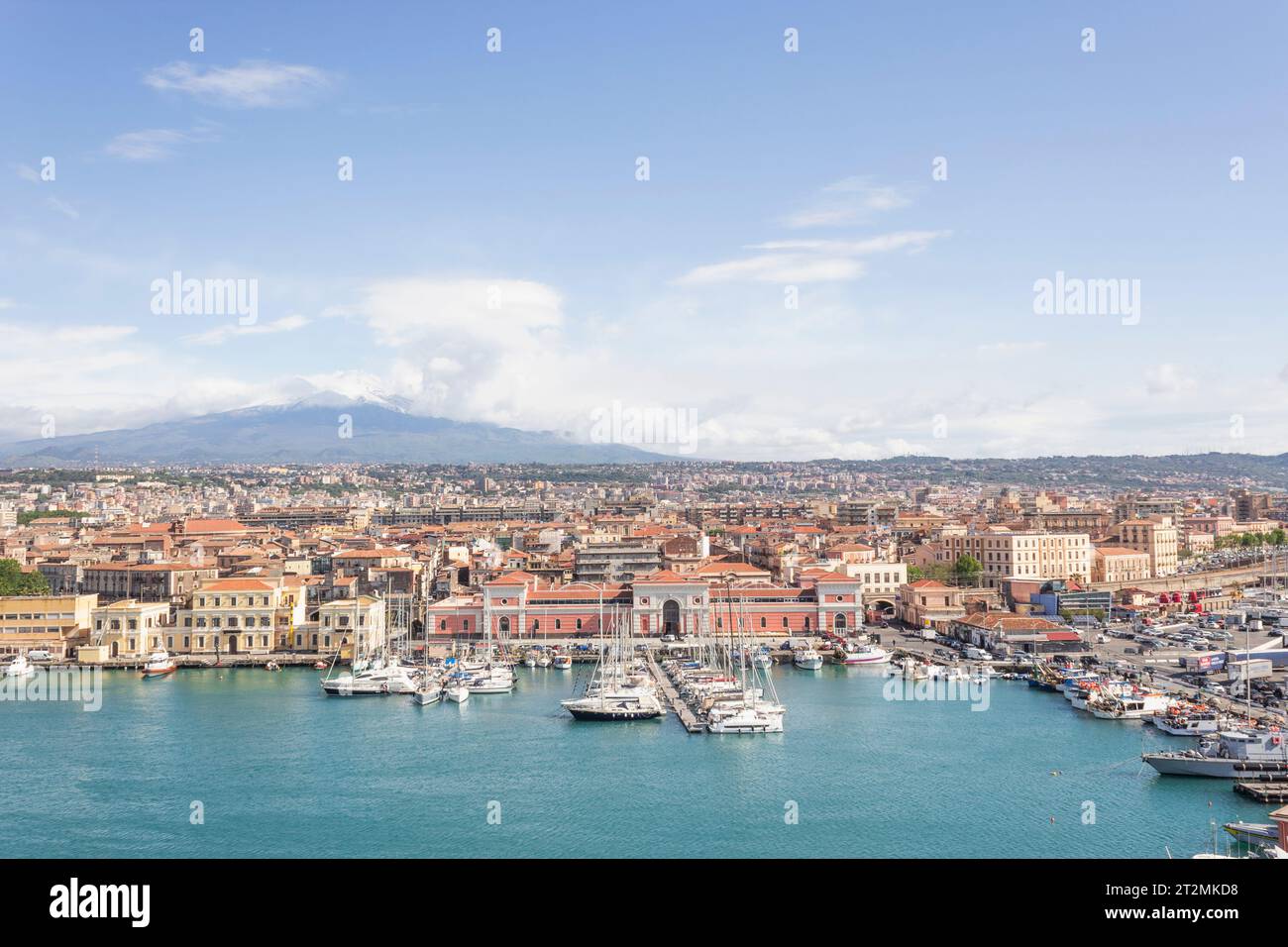 Der Hafen von Catania, Sizilien, Italien, der Ätna im Hintergrund. Catania gehört zum UNESCO-Weltkulturerbe Stockfoto