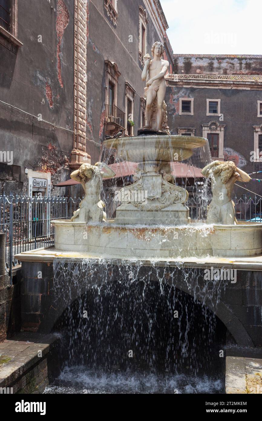 Brunnen von Amenano, Fontana dell Amenano, Piazza del Duomo, Catania, Sizilien. Der Brunnen wurde 1867 vom napolitischen Bildhauer Tito Angelini erbaut. Ca Stockfoto