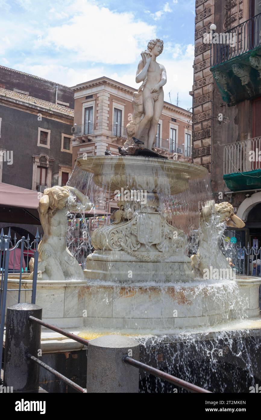 Brunnen von Amenano, Fontana dell Amenano, Piazza del Duomo, Catania, Sizilien. Der Brunnen wurde 1867 vom napolitischen Bildhauer Tito Angelini erbaut. Ca Stockfoto