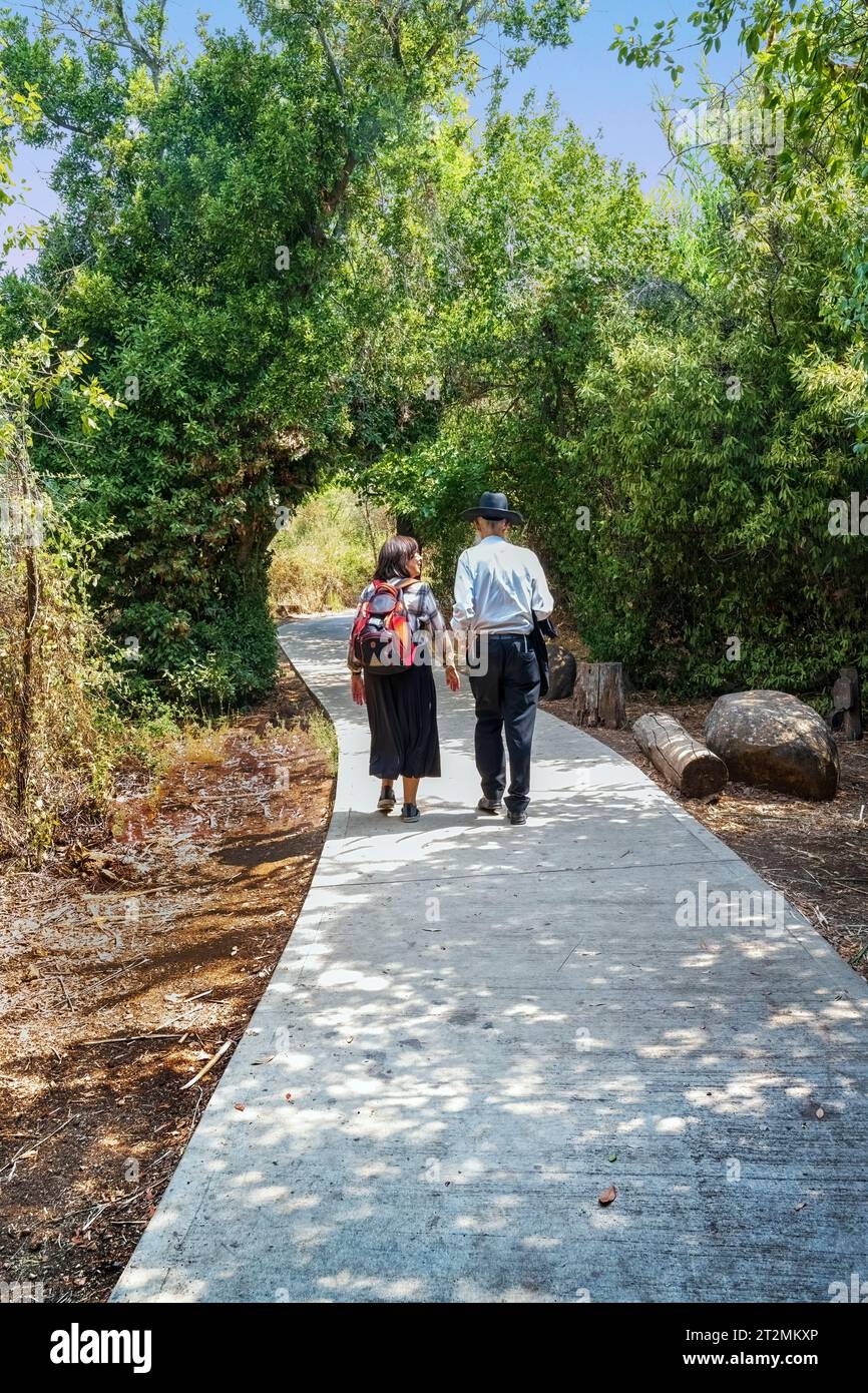 Tel Dan, Israel - 14. August 2023: Ein Mann und eine Frau, die einen gemütlichen Spaziergang im Naturschutzgebiet Tel Dan im Norden Israels machen. Stockfoto