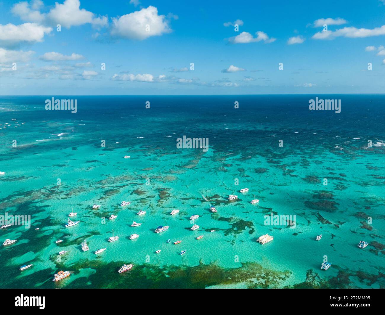 Panoramablick auf viele Ankeryachten und Touristenboote im türkisfarbenen Karibischen Meer. Klarer blauer Himmel am Horizont. Das beste Reiseziel für einen Urlaub Stockfoto