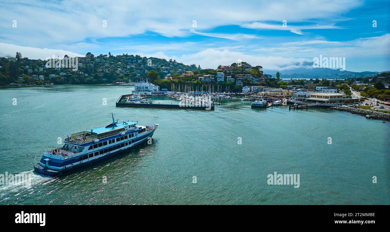 Die Golden Gate Fähre fährt in Richtung Corinthian Yacht Club an der Küste von Tiburon und dem fernen Berg Stockfoto