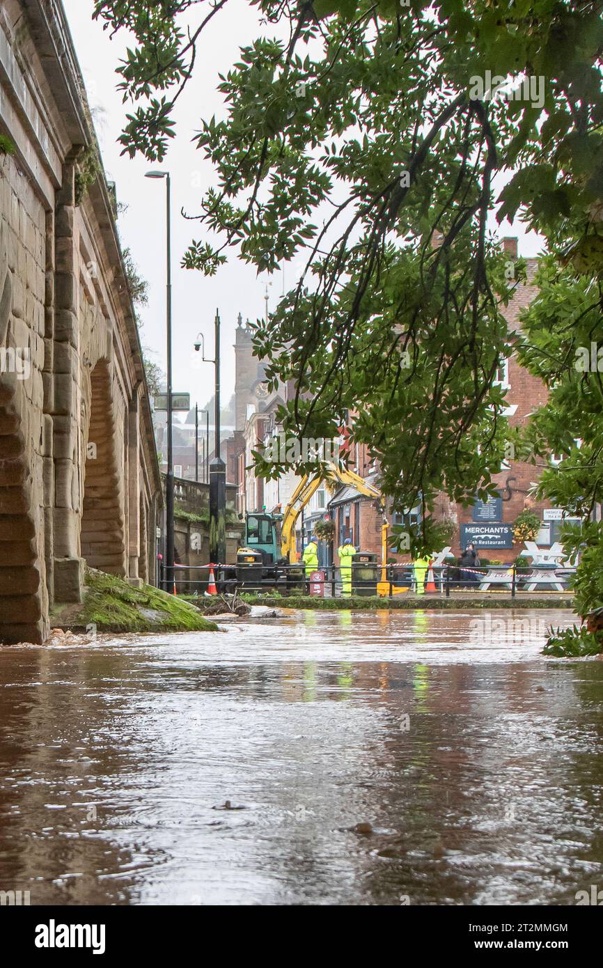 Bewdley, Großbritannien. Oktober 2023. Wetter in Großbritannien: Sturm Babet verursacht schwere Überschwemmungen in den Midlands. Der Fluss Severn in Bewdley steht kurz vor einer Überschwemmung, da die Mitarbeiter der Environmental Agency schnell daran arbeiteten, die Hochwasserschutzanlagen zu installieren. Quelle: Lee Hudson/Alamy Live News Stockfoto