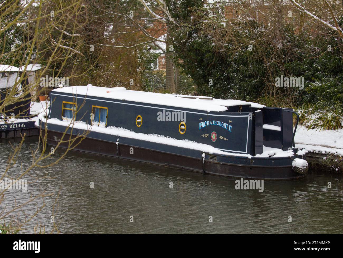 Schmales Boot oder Kanalboot im Schnee auf dem Kennet- und Avon-Kanal bei Aldermaston Lock. Teil der Continuous Cruising Community. Stockfoto