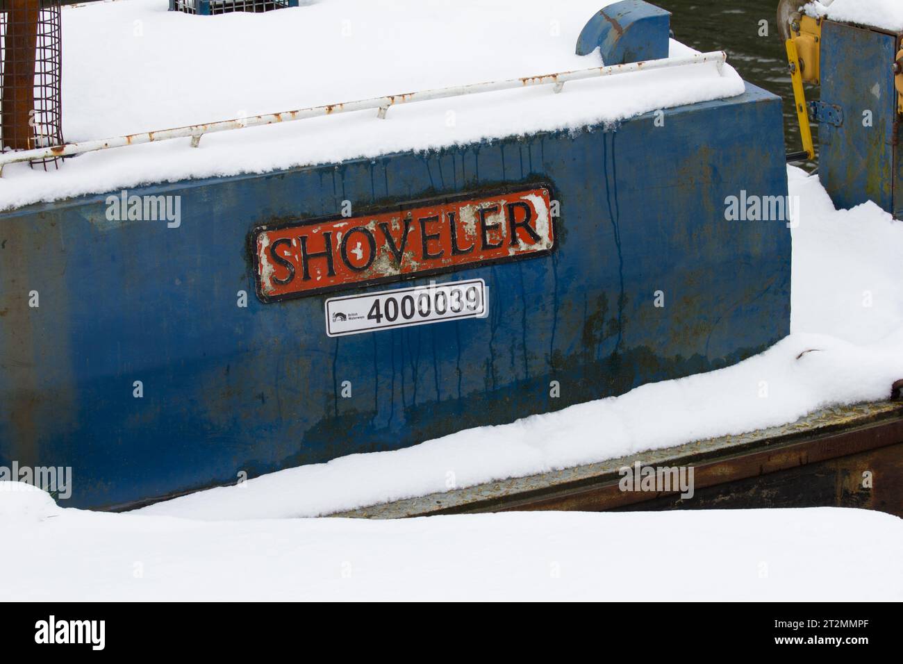 Ein Kanalwartungsboot namens Shoveler. Am Kennet und Avon Kanal, Aldermaston Wharf, Berkshire. Stockfoto