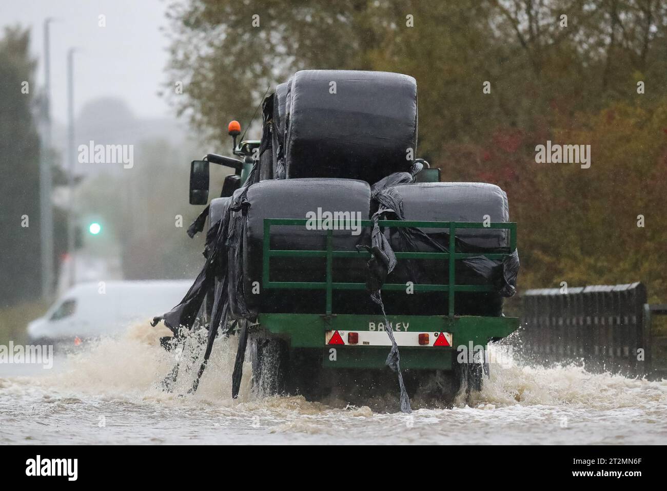 Allerton Bywater, Großbritannien. Oktober 2023. Ein Traktor fährt durch die überflutete Barnsdale Road in Leeds, nachdem der Fluss Aire seine Ufer platzt, als Storm Babet am 20. Oktober 2023 in Allerton Bywater, Allerton Bywater, Großbritannien, in Allerton Bywater, Großbritannien, am 20. Oktober 2023 (Foto: James Heaton/News Images) in Allerton Bywater, Vereinigtes Königreich, stürzt. (Foto: James Heaton/News Images/SIPA USA) Credit: SIPA USA/Alamy Live News Stockfoto