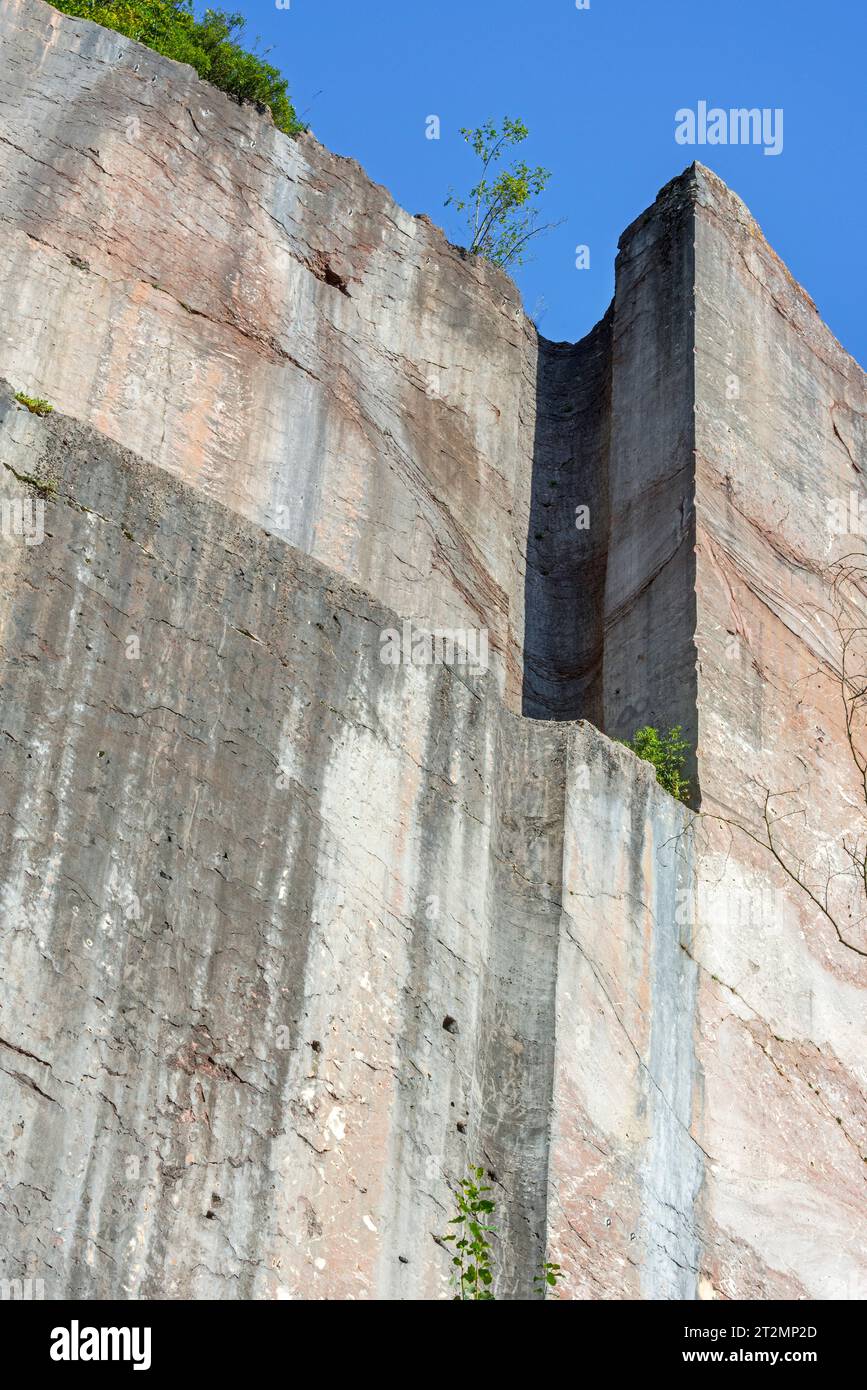 Verlassener Steinbruch aus rotem Marmor Carrière de Beauchâteau bei Senzeilles, Cerfontaine, Provinz Namur, belgische Ardennen, Wallonien, Belgien Stockfoto