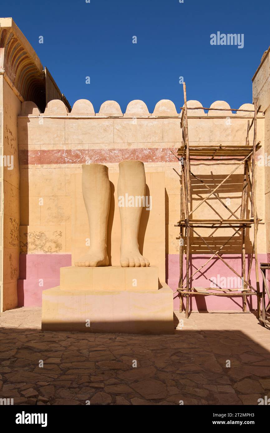 Altägyptischer Tempel mit Gerüsten in Wüstenlage, im Sonnenlicht getaucht. Stockfoto