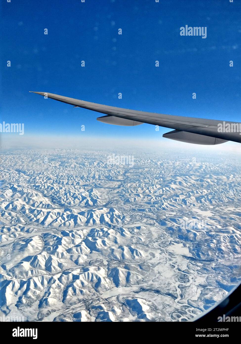 Blick auf die Berge von einer Ebene mit Schnee Stockfoto