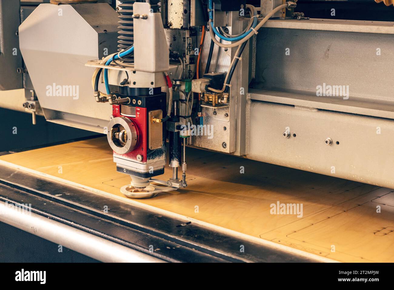 Hochleistungs-Laserschneidemaschine. Arbeiten Sie in einer Fabrik, automatisches Schneiden. Stockfoto