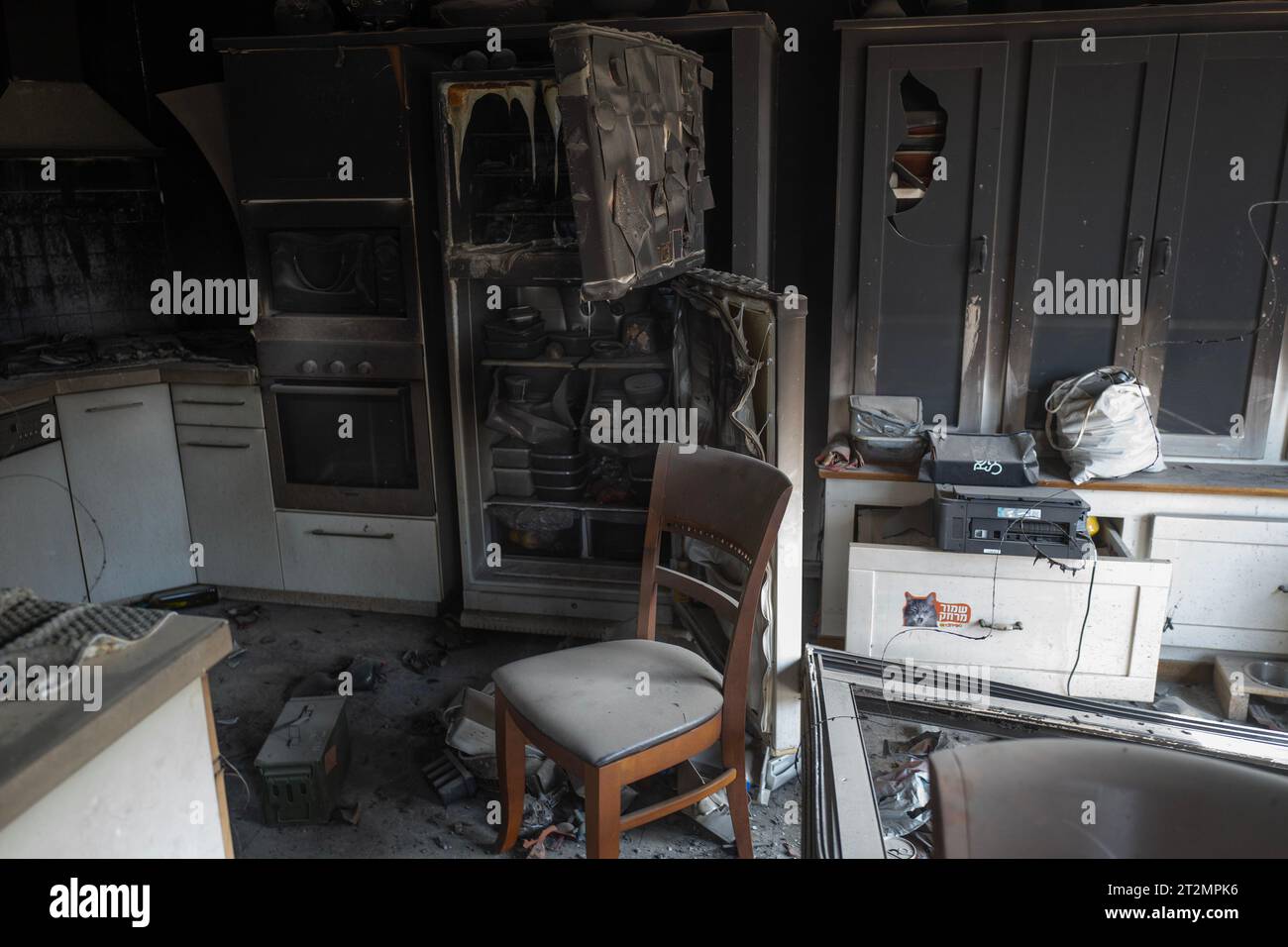 Das Innere einer ausgebrannten Küche in einem jüdischen Haus im Kibbutz be'eri entlang der Grenze zum Gazastreifen während einer Pressetour am 20. Oktober 2023. Diese Gemeinde wurde von Hamas-Infiltratoren angegriffen, die am 7. Oktober 2023 etwa 100 von 1000 Menschen töteten, die in dieser Gemeinde lebten. Foto von Jim Hollander/UPI Credit: UPI/Alamy Live News Stockfoto